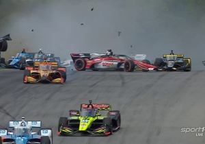VIDEO: Rinus van Kalmthout betrokken bij enorme crash in IndyCar Series