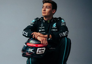 Russell past Mercedes-stoeltje onder toeziend oog van aanwezige Hamilton