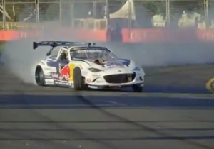 VIDEO: Daniel Ricciardo drift alvast over Albert Park Circuit