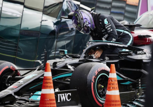 Hamilton wint knotsgekke race in Rusland: "Max deed het ook geweldig"