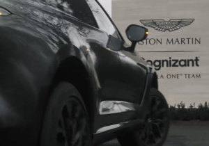 Aston Martin teaset de aanwezigheid van Vettel in de fabriek