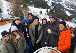 Verstappen en collega's op bezoek bij extreme ski-afdaling