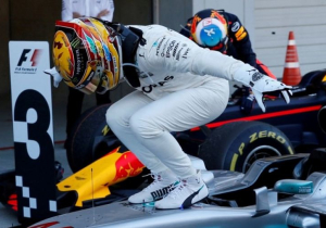 Sir Jackie Stewart: 'Hamilton moet niet verwachten dat hij geridderd wordt'