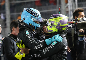 Emotionele Hamilton bij Mercedes-afscheid: "Ik hou van jullie, echt waar"