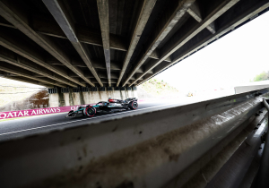 Wedstrijdleiding roept Russell en Piastri op het matje na gevecht in slotfase GP Japan