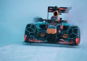 VIDEO: Max Verstappen met Red Bull-bolide van skipiste af
