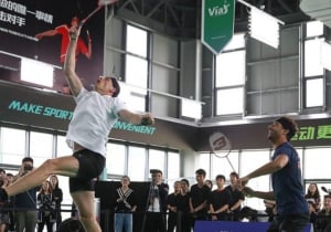 VIDEO: Verstappen en Ricciardo fanatiek in de weer met badminton