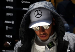 In beeld: Lewis Hamilton op de jetski en in de sportschool