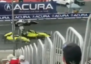 VIDEO: Auto vliegt door de lucht en crasht hard bij Pro Mazda Series
