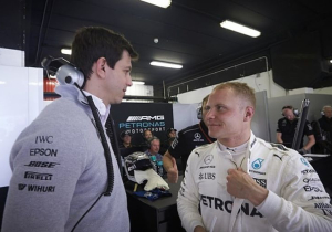 Wolff defends Mercedes contract stance