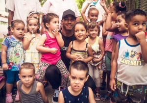 IN BEELD: Dit deed Hamilton voor de Unicef-kinderen in Cuba