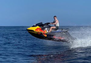 Verstappen spendeert laatste vakantiedagen op de jetski
