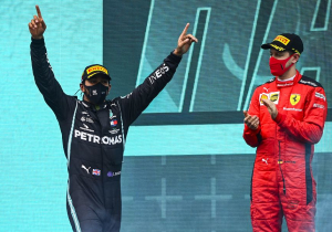 Hamilton was gefrustreerd door Vettel: "Hij doet het zo goed, maar hij staat in de weg!"