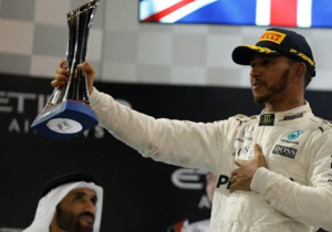 VIDEO: Veel kritiek op Lewis Hamilton die neefje 'belachelijk maakt'