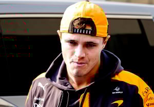 Norris schaart zich achter Verstappen: "Pfff, je had niet met die vraag moeten beginnen"