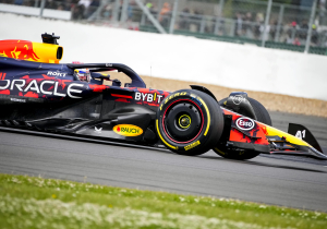 Wat is de titelsponsor van Red Bull, wat doen ze en waarom bezitten ze een eiland van Hawaii?