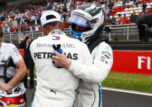Hamilton bedankt Bottas: "Zonder hem misschien niet gewonnen"