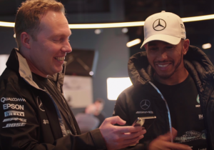 VIDEO: Mercedes bezorgt Hamilton-fan dag van zijn leven