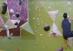 VIDEO: Daniel Ricciardo krijgt loodzwaar lesje klimmen