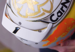 Verstappen doet in speciale onthulling nieuwe helm uit de doeken