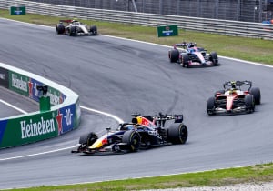 Verstappen schrikt van regenbui in slotfase sprintrace: "Mijn god"