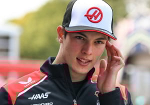 VIDEO: Bearman zichtbaar aangeslagen na nare klapper in Grand Prix van Japan