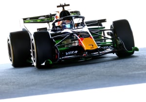 Russell snelste in VT1 Japan ondanks 'idioot' Pérez, Verstappen komt acht tienden tekort