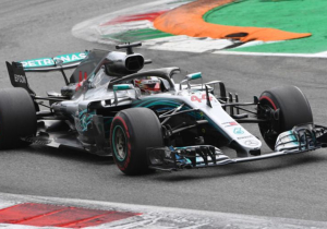 Hamilton verrassende winnaar op Monza, Verstappen verspeelt podium