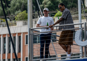 Voetbal, muziek en Formule 1 komen samen: Verstappen poseert met Van Dijk en Garrix