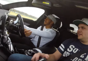 VIDEO: Hamilton neemt fans mee voor driftsessie op MB World