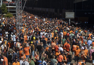 Security forced to step in as F1 star MOBBED by fans in return to home country