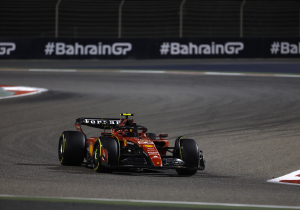 Carlos Sainz sorprende en la Q1 de Bahréin
