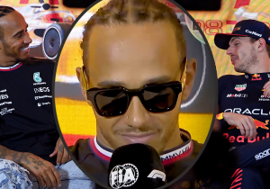 Verstappen dolt met zonnebril dragende Hamilton: "Volgende keer met helm op?"