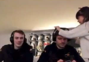 Penelope breekt weer eens in bij livestream Verstappen en steelt headset