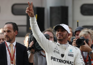 Hamilton over Pirelli-incident: "Niet alleen ik moet beveiliging krijgen, maar iedereen"