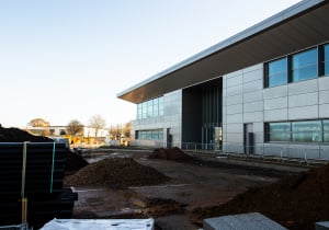 Galería: La nueva fábrica donde Aston Martin hará el coche de Alonso y Stroll