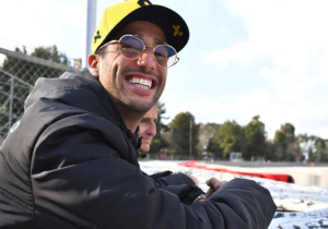 Ricciardo bouwt spanning op: 'Ik kom met een funky helm naar Melbourne'