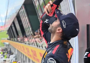 VIDEO: Ricciardo doet 'shoey' in Oostenrijk, kinderen thuis volgen voorbeeld