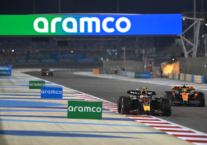 Checo Pérez acompaña a Max Verstappen en lo más alto de la parrilla