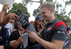 Rustige zondag Kevin Magnussen valt in het water