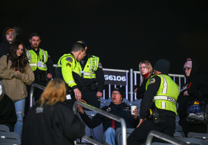 F1 beval fans te vertrekken voor VT2, politie greep in en 'dreigde met meldingen van misdrijf'