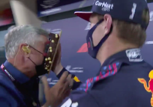 Verstappen feliciteert Coulthard met een taart in het gezicht
