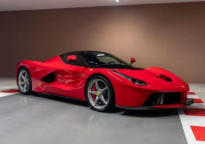 Vettel doet peperdure collectie supercars in de verkoop