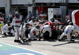 Alfa Romeo gestraft door de FIA voor losvliegen wiel Raikkonen