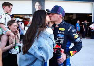 Piquet wijst naar papa Verstappen: 'Hij probeert zo laat mogelijk naar races te gaan'