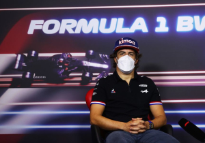 Verstappen en Alonso dollen journalist na voetbalvraag: "Grappige clown"