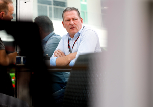 Jos Verstappen achtste tijdens 'moeilijk' rallydebuut op onverharde grond: "Ik heb wel genoten"