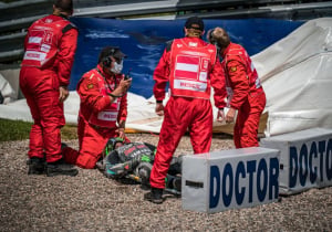Horrorcrash in MotoGP zorgt voor emoties bij Rossi: "Moeten gaan bidden"