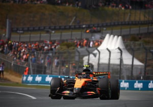 LIVE | Dutch GP: Verstappen crasht van de baan! Code rood hangt uit