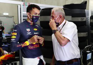 Albon reageert op aanhoudende kritiek: "Kijk nergens naar en gooi je telefoon weg"